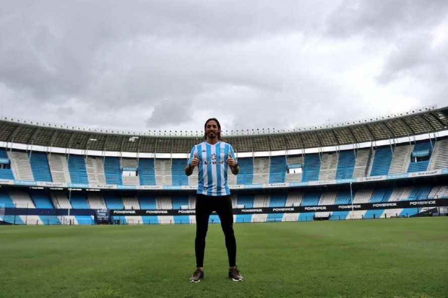 Ezequiel Schelotto en su presentación de Racing