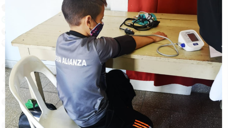 Un club platense abre las puertas de la vacunación al barrio