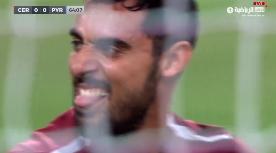El atacante egipcio no puede creer el gol que acaba de errar.