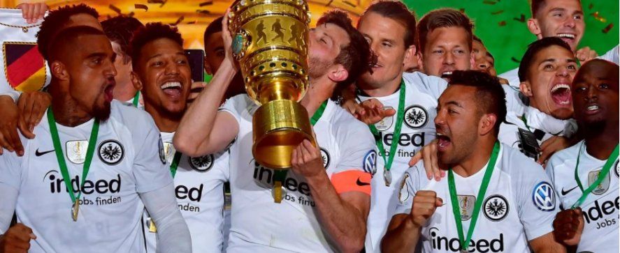 David Abraham en sus años de Bundesliga. El pico de su carrera en 2018 cuando, como capitán, le ganó la Copa Alemania al Bayern.