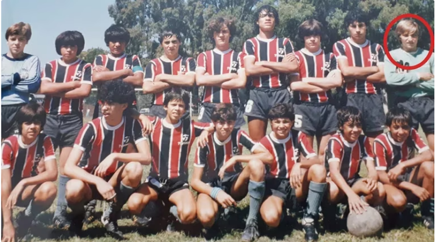 El ex Estudiantes, Juan Carlos Docabo, a la izquierda y a la derecha, Milei en la categoría 70´de Chacarita.