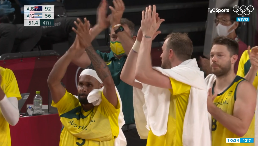 El momento de la salida de Luis Scola en los Juegos Olímpicos de Tokio 2020: todos los presentes se detuvieron para homenajearlo.