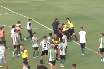 escandalo y violencia en bahia: casi linchan a un arbitro y aprevide promete aplicar la ley
