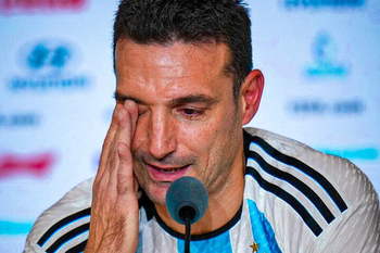 la emocion de scaloni en conferencia y la sorprendente oferta que recibio