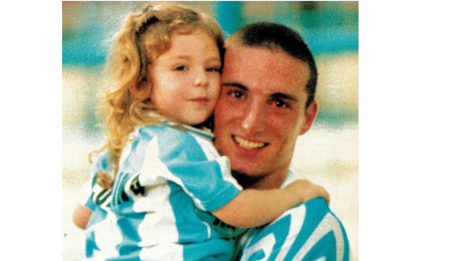 Scaloni modelo 1997: 19 años, la camiseta de la Selección y el festejo con su pequeña hermana Corina en brazos tras eliminar a Brasil.
