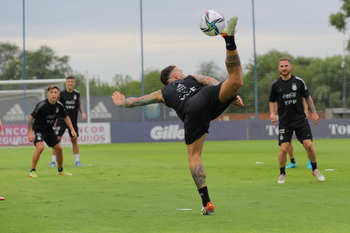 Pirueta de Otamendi en el entrenamiento de la Selección Argentina.