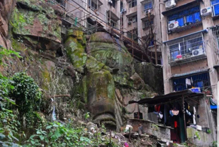 El torso, los brazos y las piernas del Buda sentado sin cabeza que sostiene el edificio en China