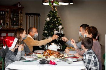 La mesa de Navidad deberá tener barbijo, distancia (bastante mayor a la de esta fotografía) y lavado permanente de manos 