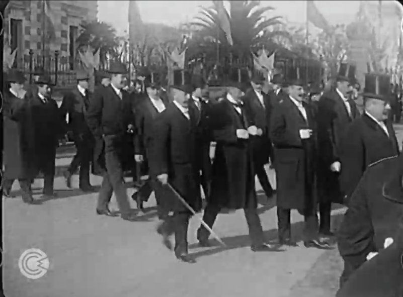 Las autoridades de La Plata y la Provincia, con galera y bastón posan frente a la Casa de Gobierno que luce exactamente igual según el registro de cine ahora en video digital