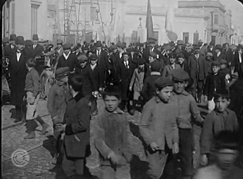 Los chicos en la desconcentración mostraban su asombro ante la cámara de cine que los enfocaba en La Plata aquel 9 de Julio de 1911