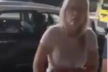 Captura del video casero en donde se ve bajar del vehículo protagonista del accidente a Carolina Píparo con una botella de gaseosa en su mano