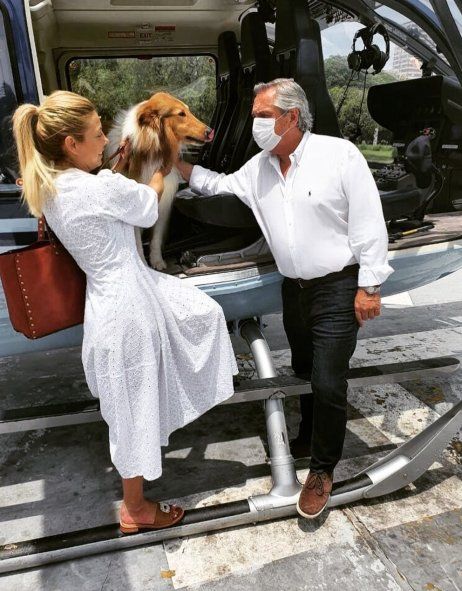 Dylan en brazos de Fabiola Yañez junto a Alberto Fernández al pie del helicóptero 