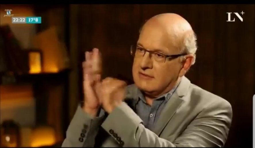 Pablo Sirvén, secretario de redacción del diario La Nación, con su famoso 