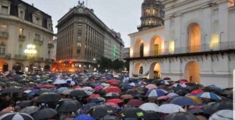 Las marchas de la oposición que promueven algunos medios