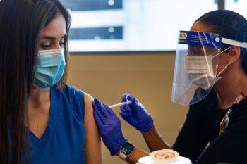 La Provincia anunció una dosis de refuerzo de la vacuna para el personal de salud