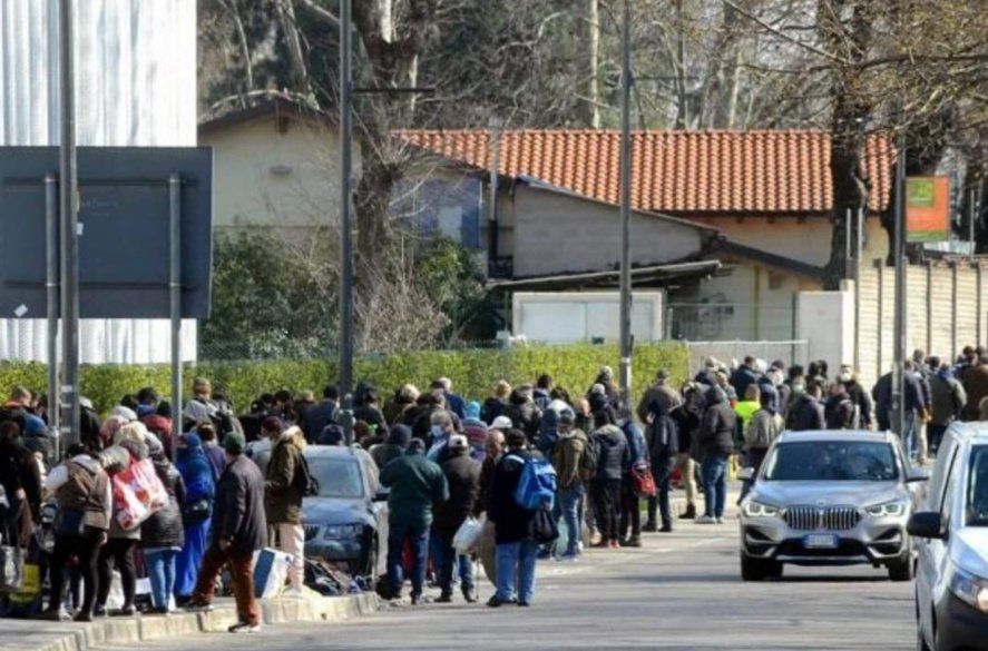 Largas filas de nuevos pobres en el rico norte de Italia en busca de pan, mercadería y comida 