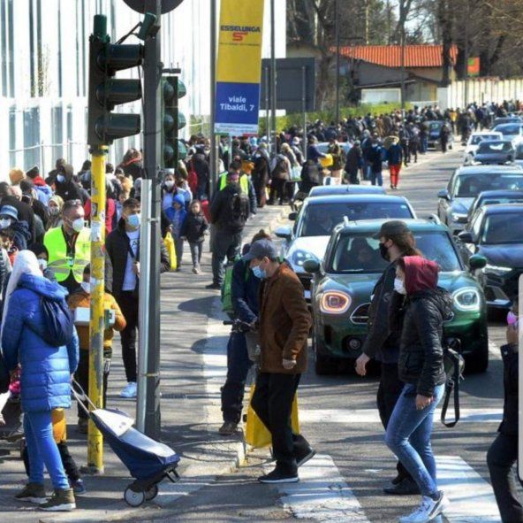 Largas filas de nuevos pobres en el rico norte de Italia en busca de pan, mercadería y comida 