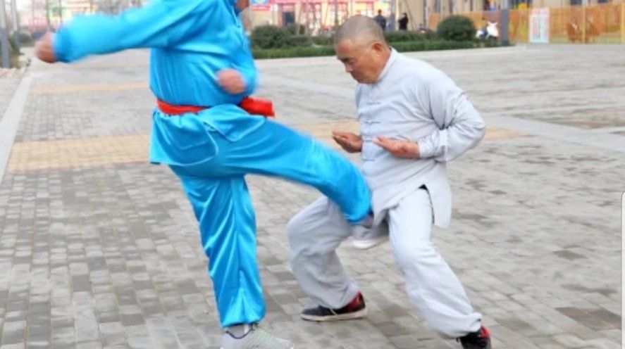 El Maestro de Kung Fu Wei Yaobim en plena acción siendo pateado en la entrepierna por sus estudiantes 