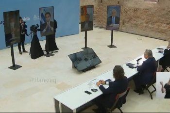 Momento preciso en el que el Presidente de Argentina, Alberto Fernández, le responde a su par uruguayo Luis Lacalle Pou, en la reunión virtual del Mercosur 