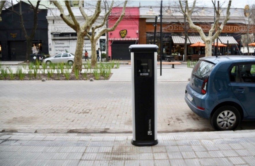 El cargador de autos eléctricos de La Plata le da a la ciudad la misma sensación de "pertenecer" que la ordenanza que multa con 351 mil pesos a quien arroje a la calle colillas de cigarrillos