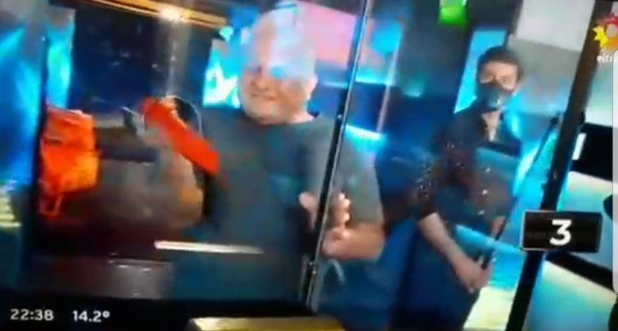 El momento exacto en que el taxista platense saca el lingote en el programa de Guido Kaczka como