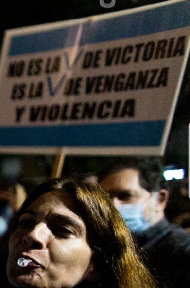 Un acercamiento tipo "zoom" al momento registrado por el fotógrafo en el cacerolazo de anoche en Olivos