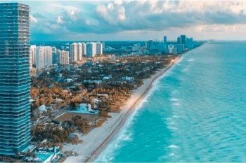 Ofrecen tours para aplicarse la vacuna del coronavirus en Miami.