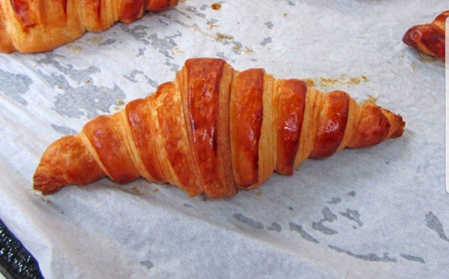 La croissant no lleva almíbar ni huevo y es más hojaldrosa