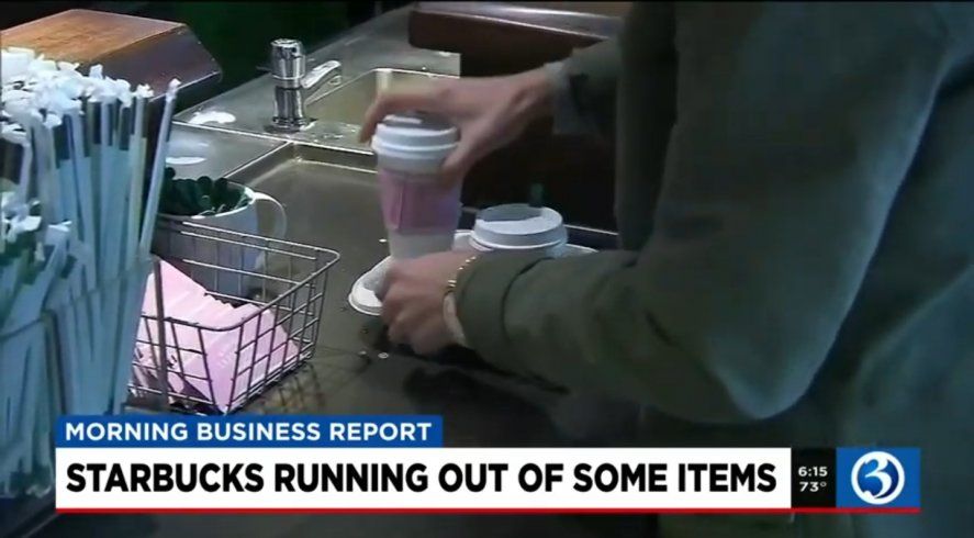 Frente a la escasez de productos e insumos en Starbucks deben improvisar las mangas para no quemarse las manos con cualquier otro tipo de reemplazo
