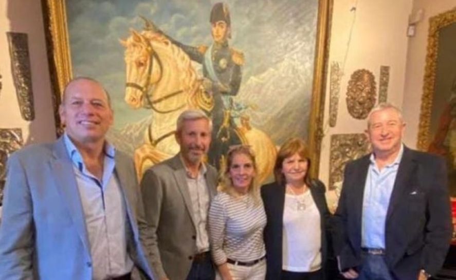 Sergio Berni junto a funcionarios de Juntos por el Cambio.
