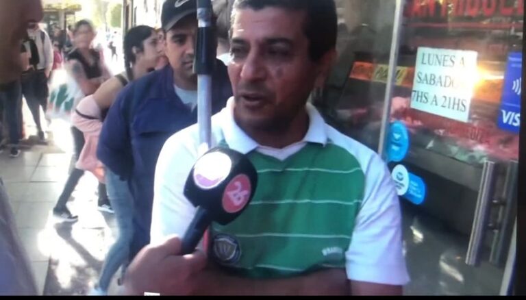 Un limpiavidrios votará a Javier Milei porque dolarizará la economía