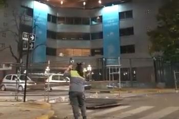 funcionario municipal se quejo por tener que barrer tras acto de cfk funcionario municipal se quejo por tener que barrer tras acto de cfk