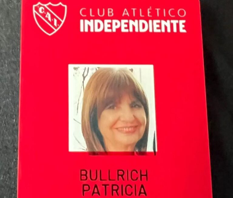 Patricia Bullrich mostró su carnet de Independiente y la objetaron