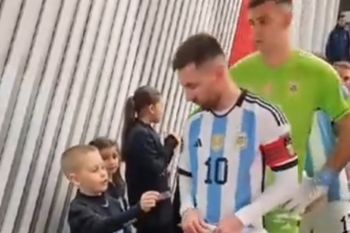 dibu atajo con las figuritas que le regalo un nene a lio messi