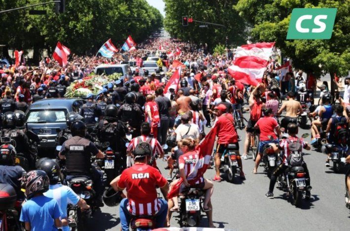 Una imagen que se repitió en 2020. Miles tomaron las calles para rendirle homenaje a Maradona primero y a Sabella después en último tramo del año. 