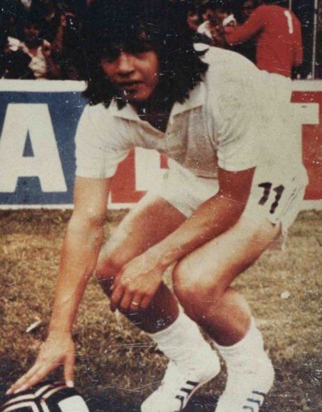 Omar Gómez y su estampa de crack, con los botines blancos que lo metieron en la historia.