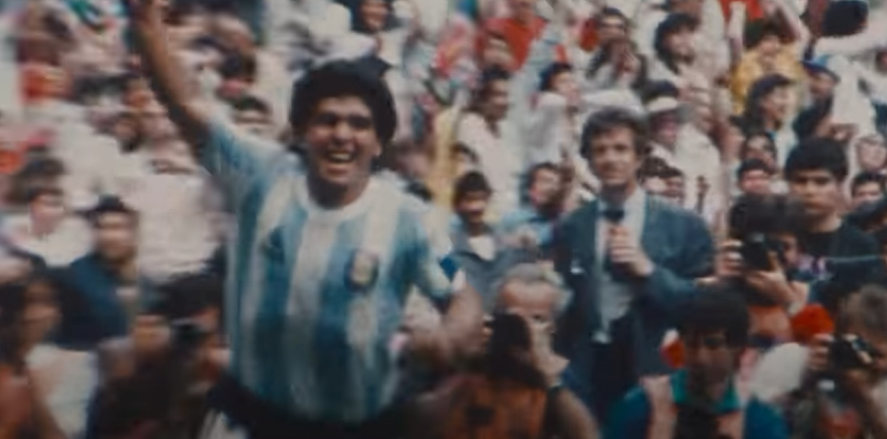 Qatar 2022 es el primer mundial desde la muerte de Diego y el video de la canción oficial lo homenajea en el inicio.