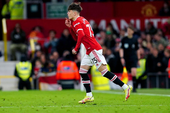 bendecido por messi y bajo el ala de cr7: asi fue el debut de garnacho en manchester
