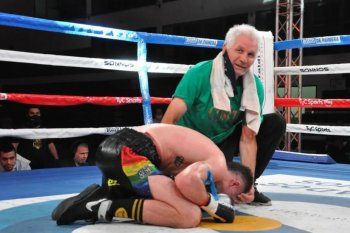 Martín Coggi besa el ring a modo de despedida, a su lado el eterno Látigo acompañando a su hijo.