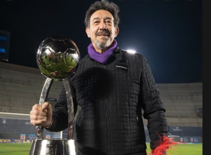 Darrás con la Copa de Campeón: pasó poco tiempo y mandó a apretar al plantel.