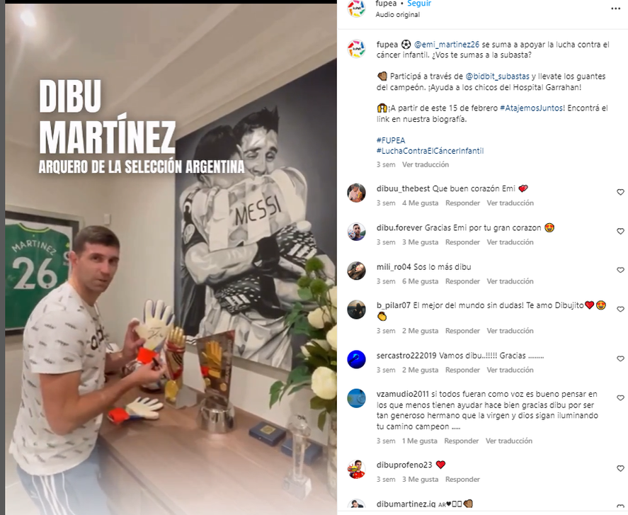 Dibu Martínez y los guantes que puso a disposición de la sala Oncológica del Garrahan.