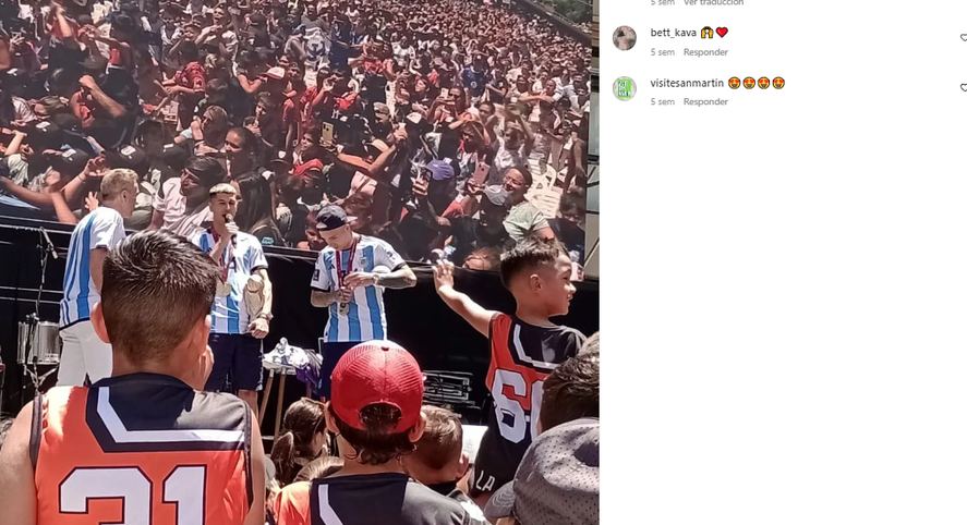 Los pequeños jugadores de La Recova de San Martín en el homenaje a Enzo Fernández y Exequiel Palacios.