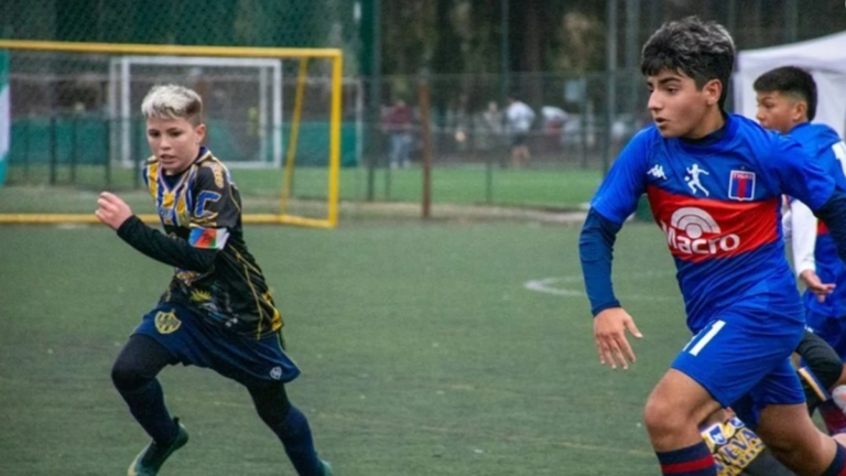 Benjamín Agüero: un golazo a lo papá y a lo abuelo Maradona