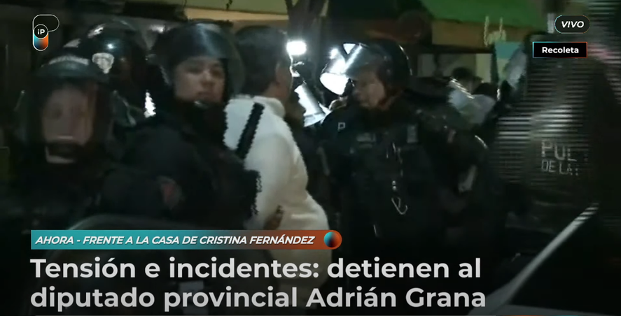 Así fue el momento en el que la policía de la ciudad se llevaba detenido al diputado Adrián Grana.