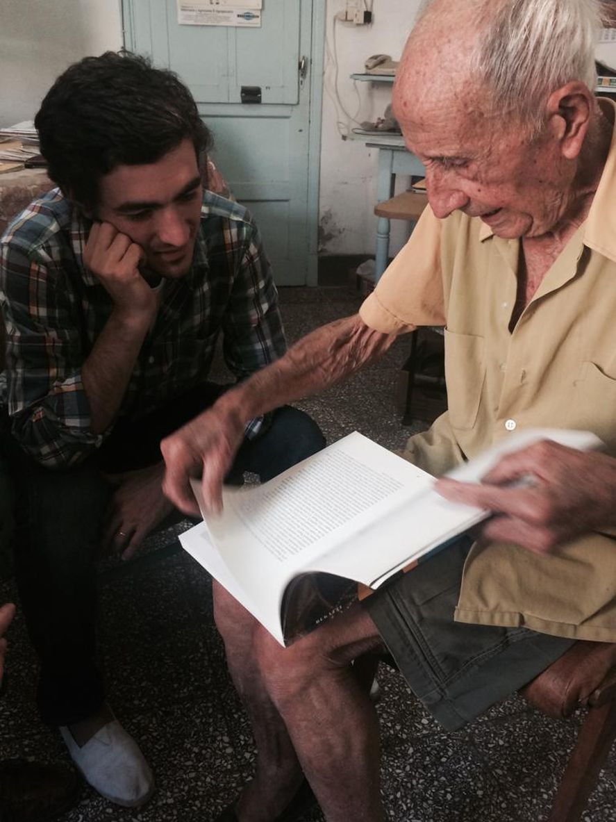 Sebastián junto a Ceferino Cadenas, el fanático de los autos antiguos de Tres Arroyos.