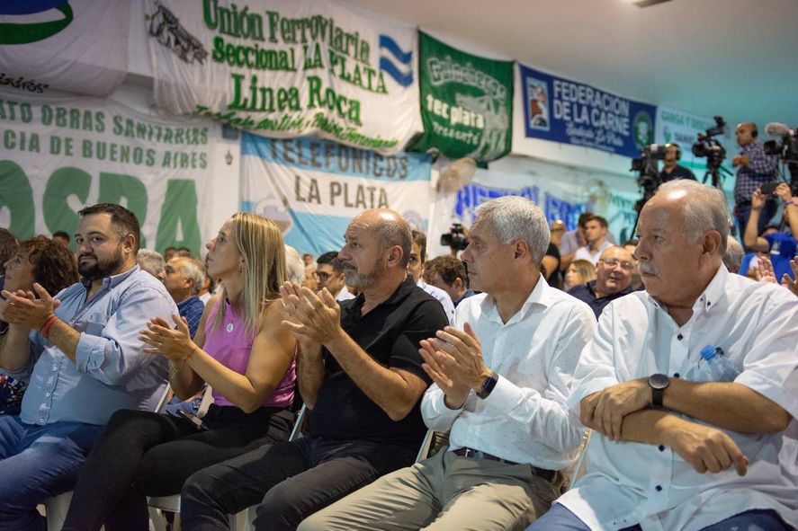 Mario Secco y Fabián Cagliardi en el acto de normalización de la CGT regional La Plata. Buscan el tercer intendente peronista.
