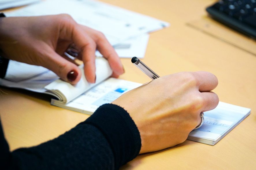 Existen dos versiones acerca del origen del Día de la Secretaria.