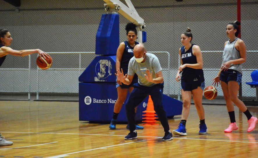 La Selección femenina de básquet en pleno entrenamiento.