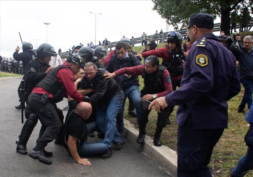 A Sergio Berni lo golpearon más de tres personas. No hizo la denuncia. "No soy alcahuete", afirmó".
