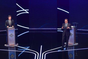 Sergio Massa camina por el escenario durante su presentación en el debate presidencial previo al balotaje.
